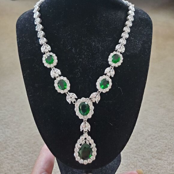 GENEVIVE Silver Necklace - Picture 5 of 9